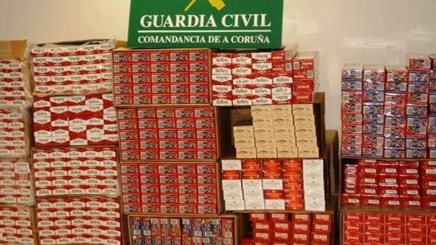 Tabaco intervenido en casa de Mouta Tourís (a la derecha, camino de un juicio en 2000). / guardia civil / loc