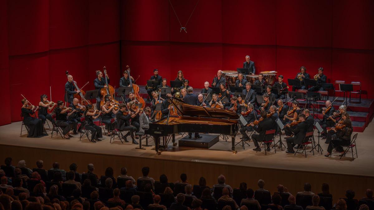 La Mahler Chamber Orchestra i el pianista Daniïl Trifonov al Festival de Torroella, ahir.