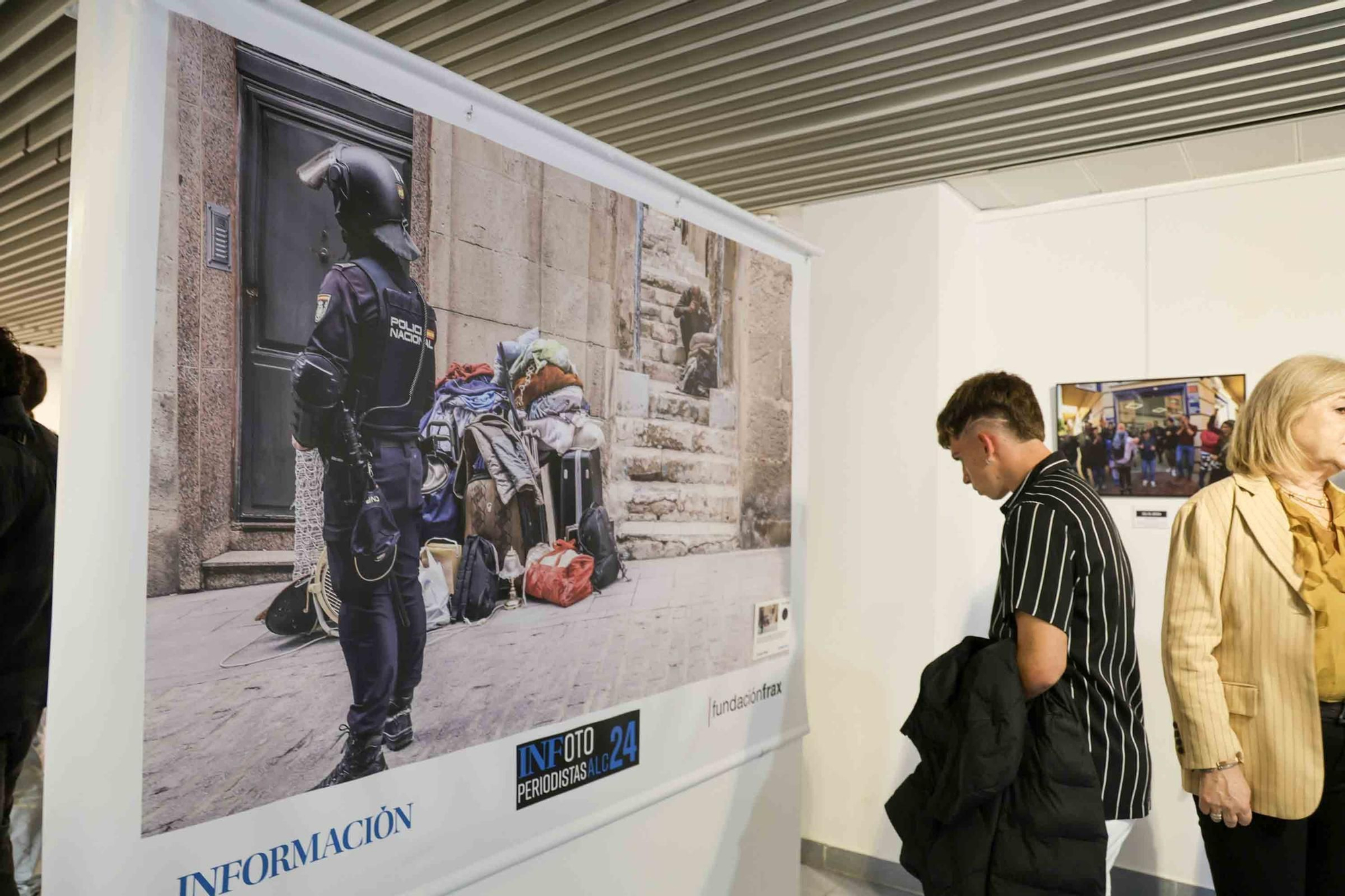 lleno total en la inauguración de INFotoperiodistas 2024,. un año de fotografía de prensa en Alicante