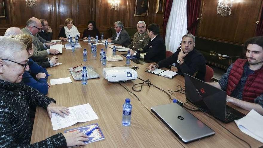 Asistentes, ayer, a la reunión de la comisión organizadora de los actos sobre Pedro Menéndez.