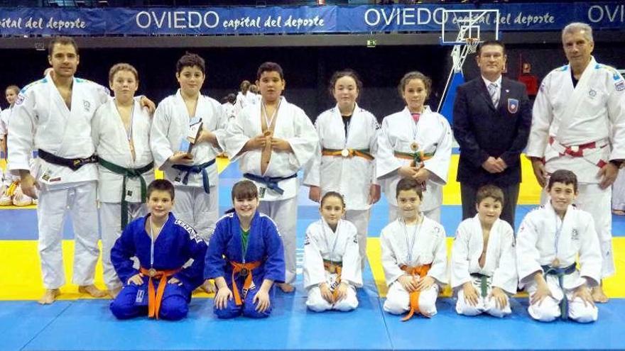 Los judokas del equipo lenense, en el ranking participativo alevín-benjamín.
