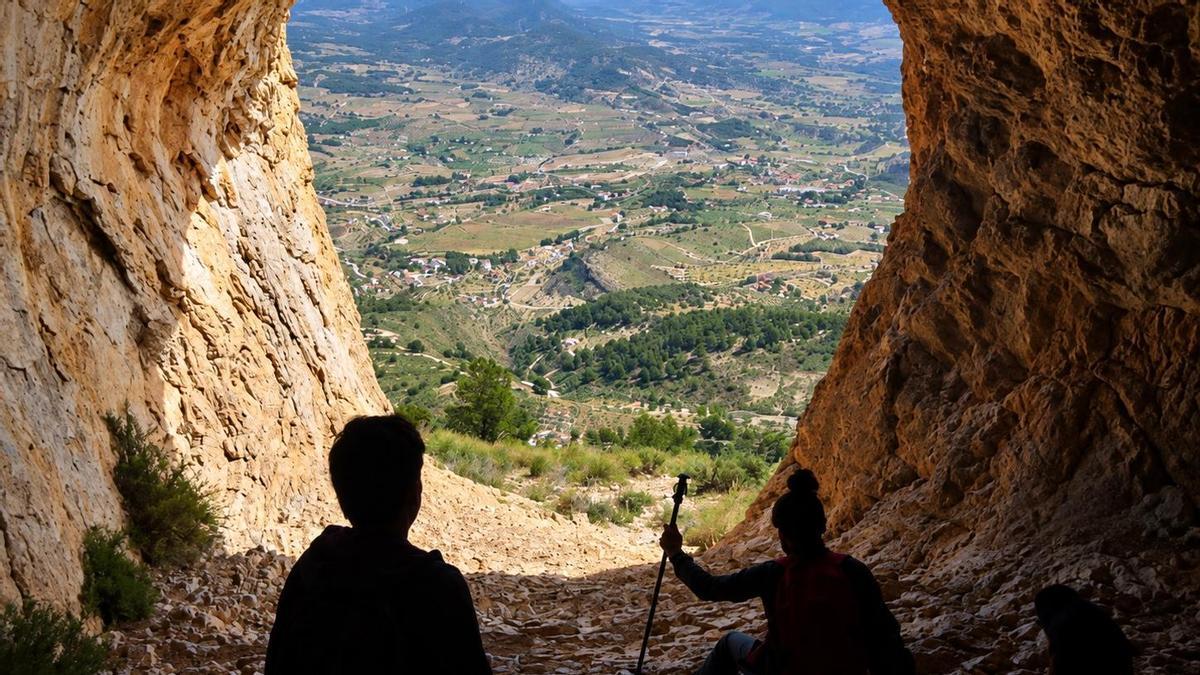 El Forat de la Penya es un icono omnipresente desde cualquier lugar del término municipal de Xixona.