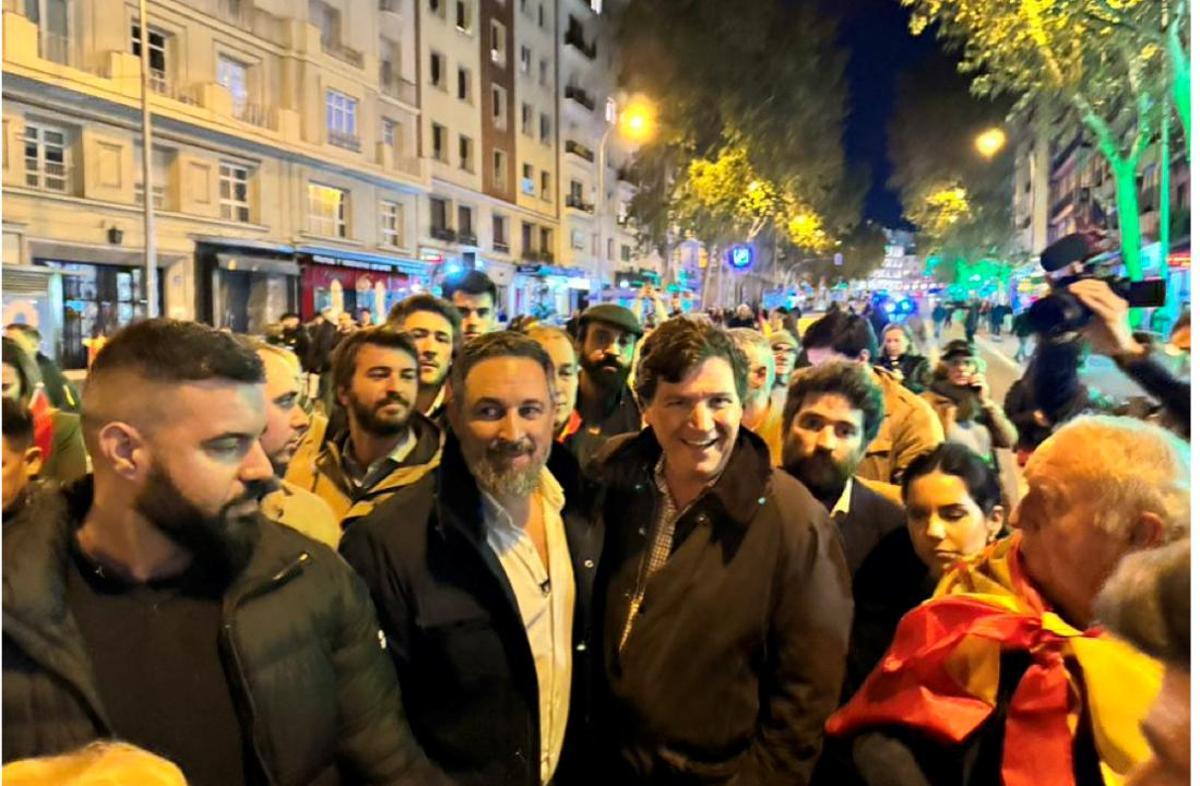 El propagandista ultra Tucker Carlson, con Santiago Abascal en la calle Ferraz de Madrid el 13 de noviembre de 2023