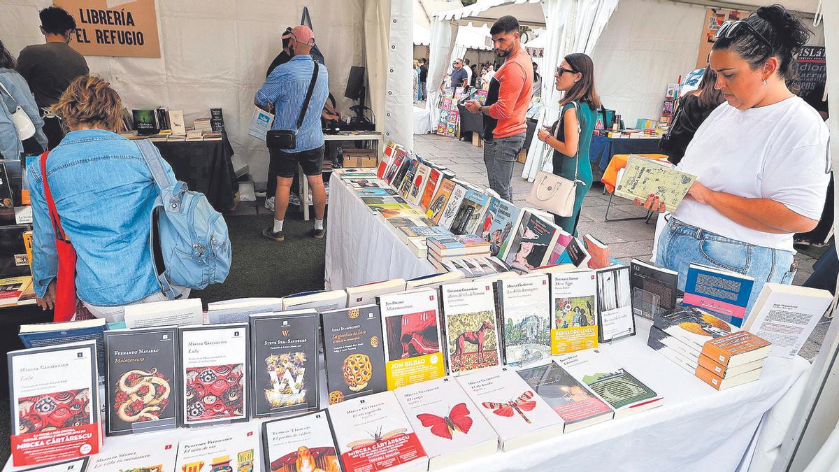 Detalle de la Feria del Libro de La Laguna, este domingo.