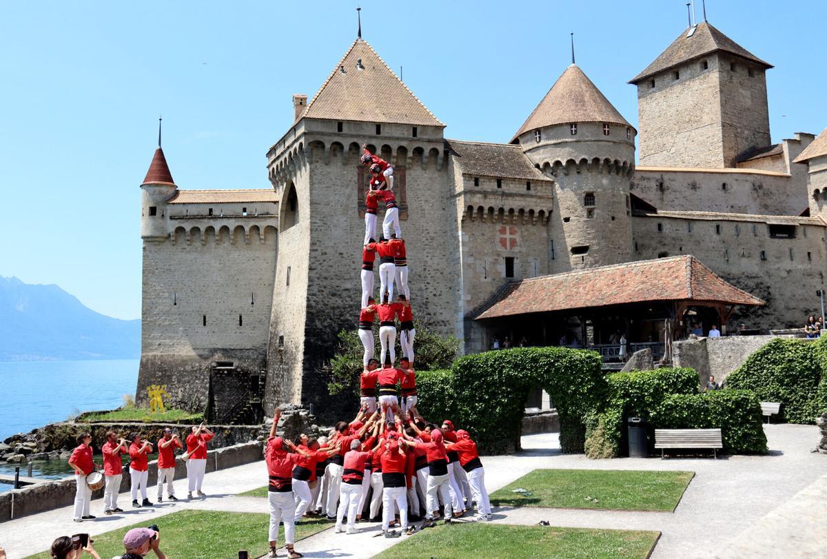 Els Castellers de Barcelona fent un 3 de 7 al davant del castell de Chillon, a Montreux (Suïssa)