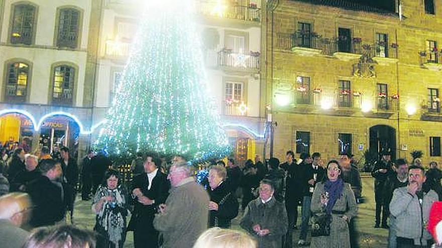 Avilesinos comiendo las uvas de Fin de Año, en El Parche.