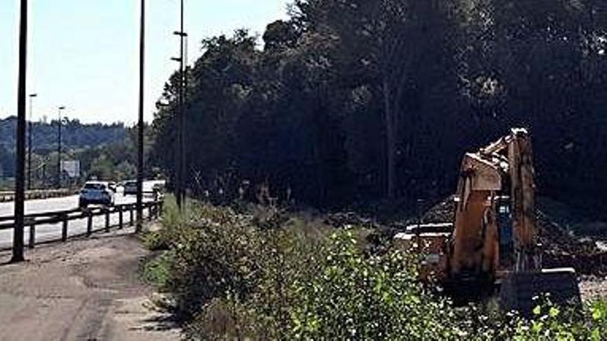 Un màquina excavadora i sorra moguda a la zona de la Sorrera a l&#039;enllaç entre Sant Ferriol i la C-66.