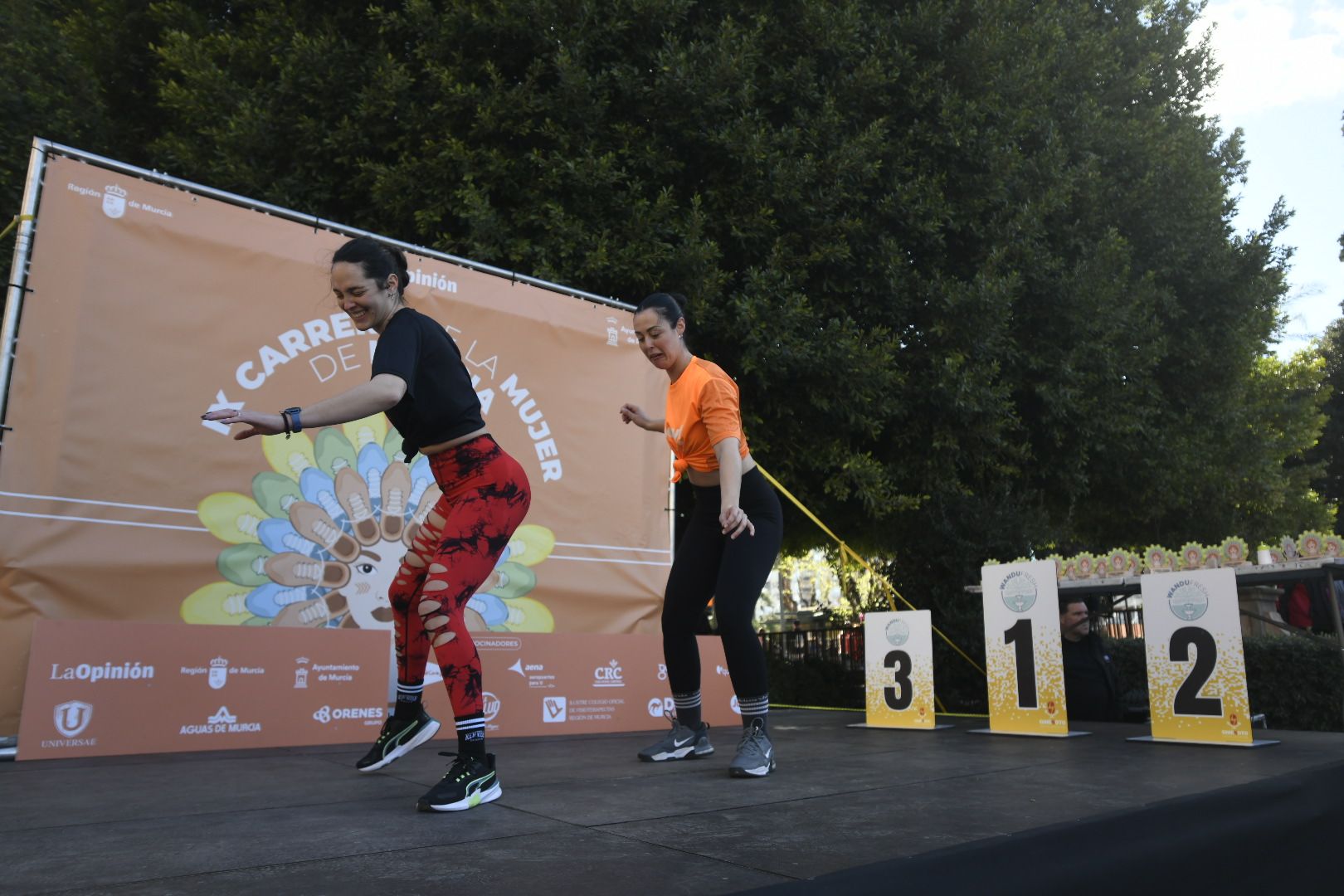 Imágenes de ambiente de la Carrera de la Mujer de Murcia