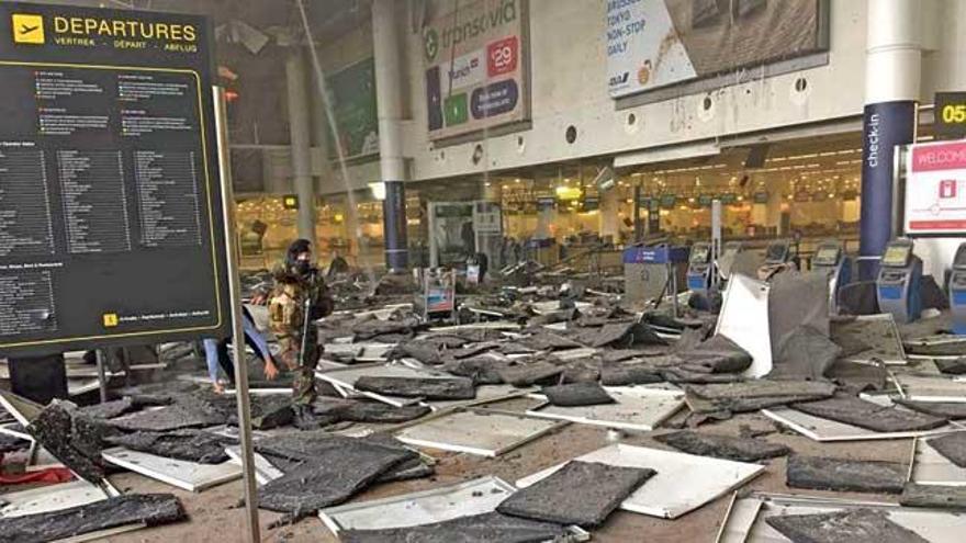 Un soldado patrulla en el aeropuerto de Zaventem afectado por las explosiones.