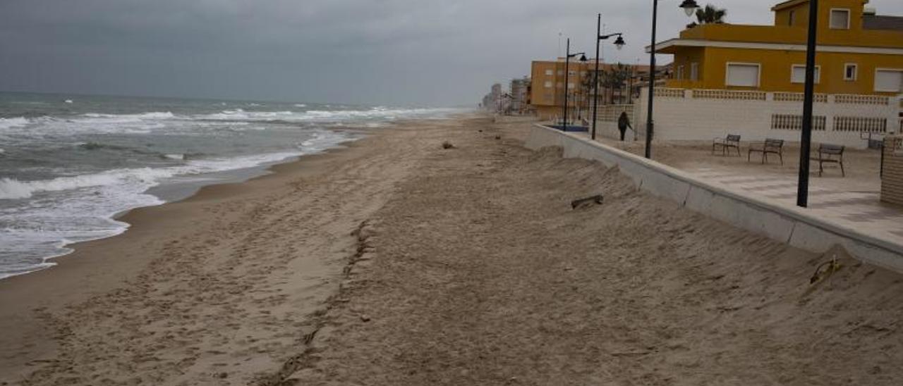 La playa de El Perelló durante el último temporal el pasado mes de marzo.  | PERALES IBORRA