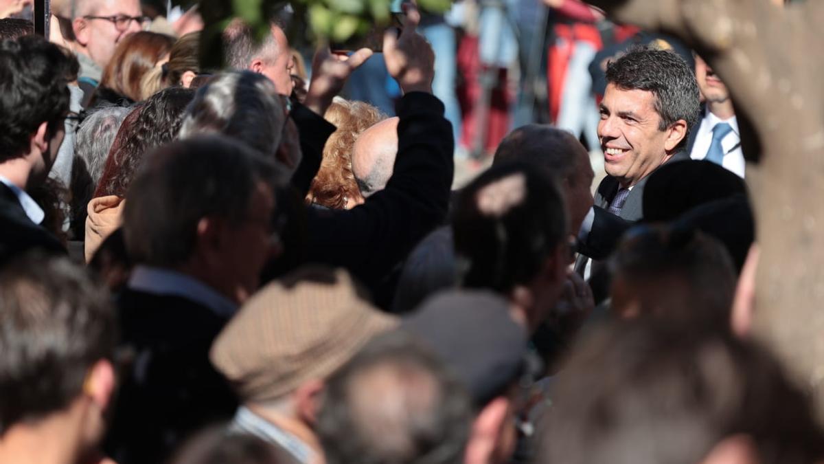 Mazón llega a la Lonja entre tímidos aplausos