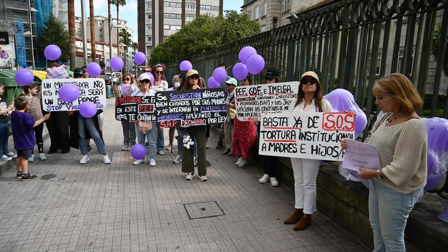 Nueva protesta en apoyo a la madre y la hija de Marín separadas desde hace 60 días