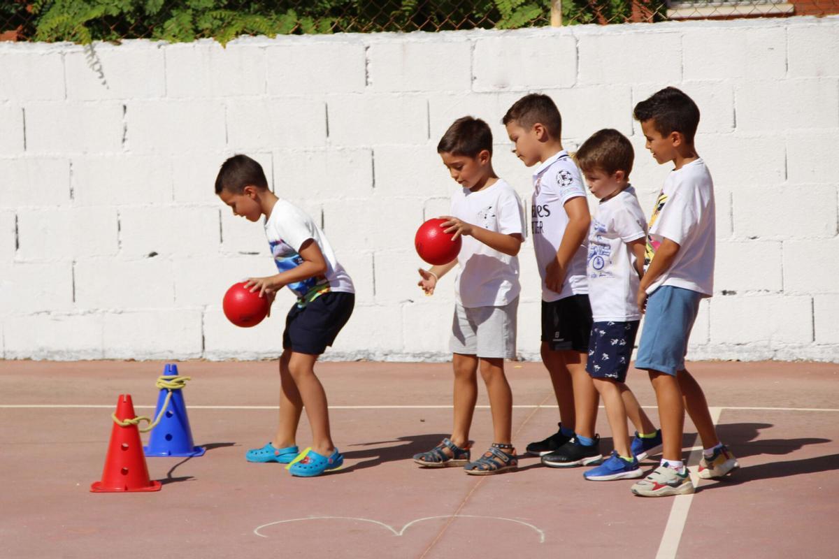 Niños jugando en un campamento de verano