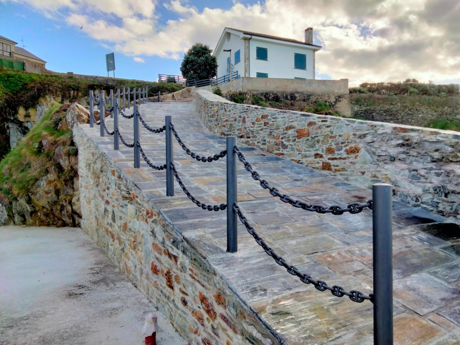 Así ha quedado el nuevo acceso al muelle de El Rocín, en Tapia