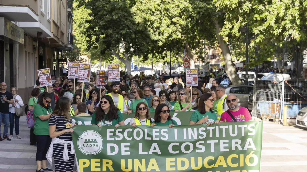 Más de un millar de personas marchan en Xàtiva por la educación pública
