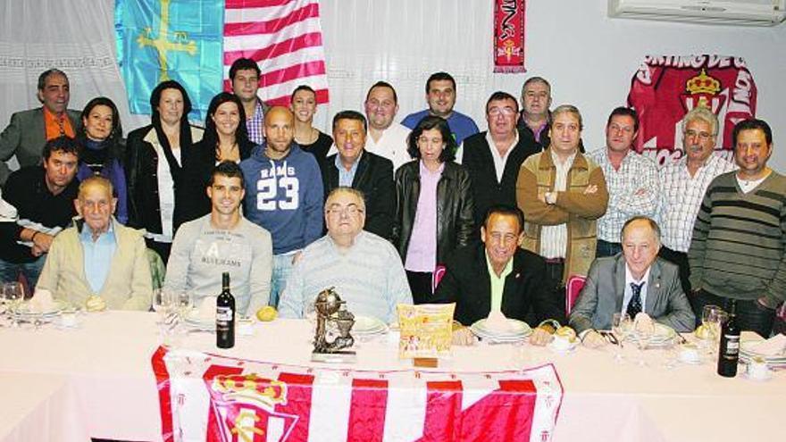 Iván Cuéllar, segundo por la izquierda, en la mesa presidencial, ayer, con componentes de la peña de Candás.