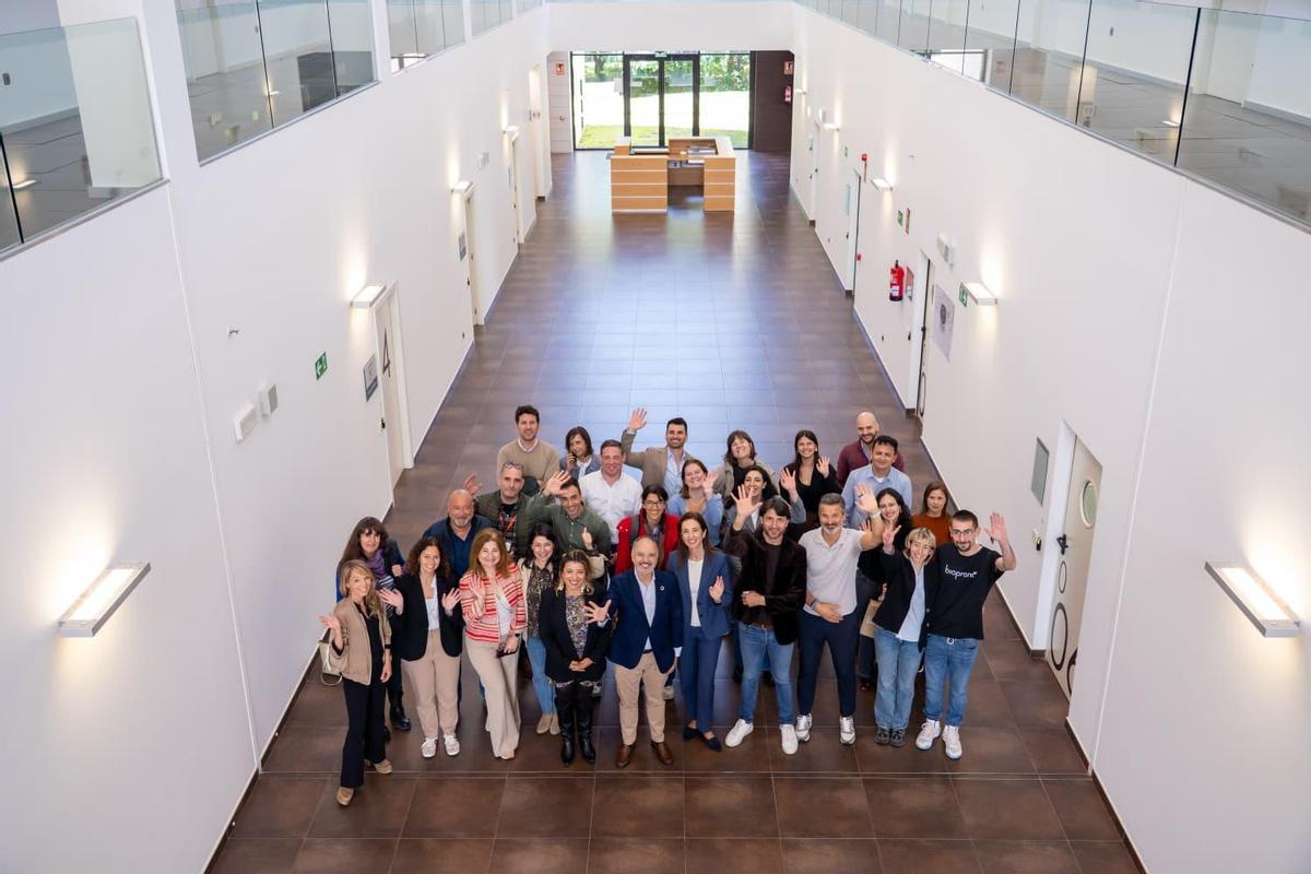 Foto de familia con Regades y los participantes en esta edición de Galicia Biodays hoy en Porto do Molle.