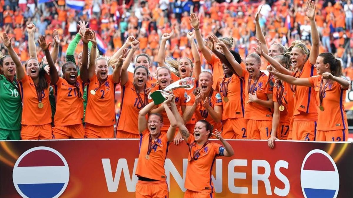 Las jugadoras holandesas celebran su triunfo en el estadio del Twente en Enschede