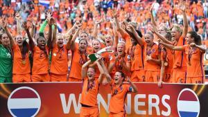 Las jugadoras holandesas celebran su triunfo sobre Dinamarca en el estadio del Twente en Enschede.