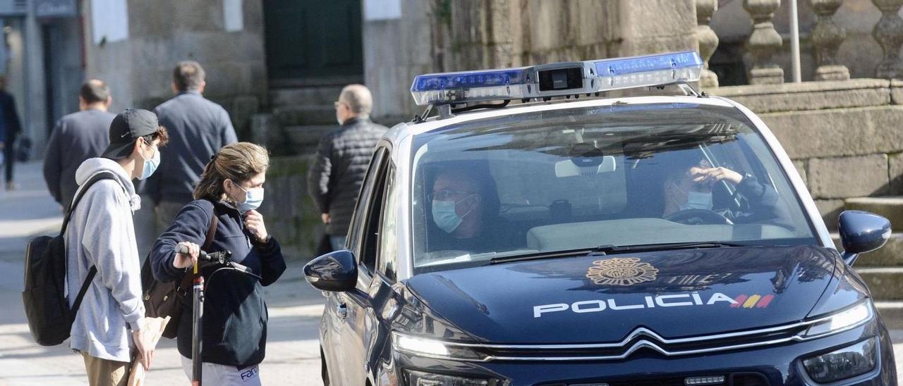Una coche de la Policía Nacional patrullando por el casco histórico de Pontevedra.