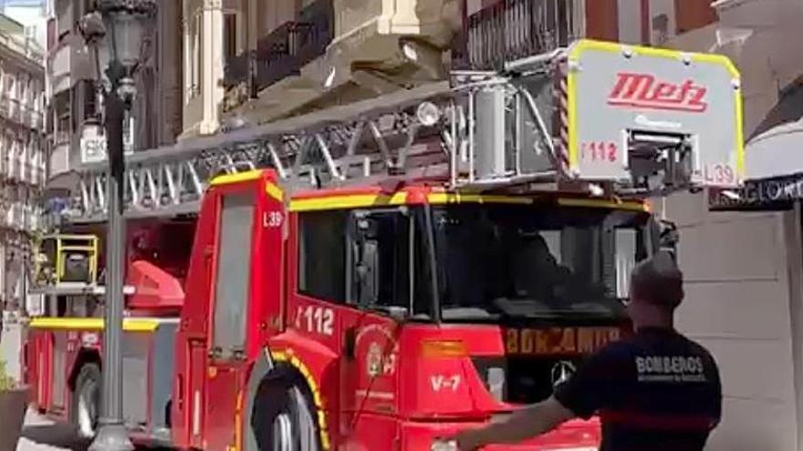 Los bomberos inspeccionan la calle Bailén y otras obras del Centro Tradicional de Alicante para evitar retrasos en las intervenciones