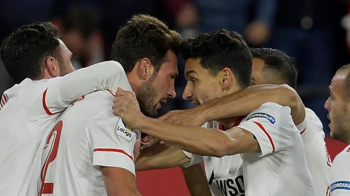 Navas, a la derecha, felicita a Franco'Vázquez, autor del 2-0 final.