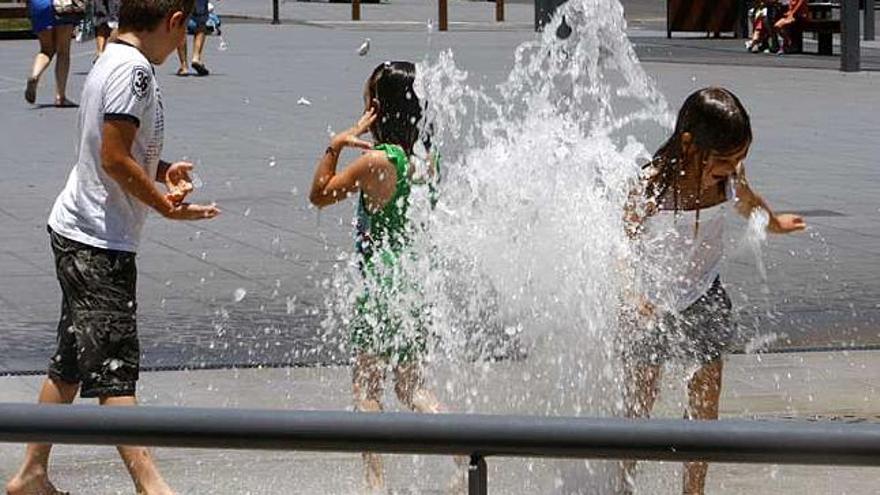 Niños chapoteando en la fuente de la Montañeta ayer.