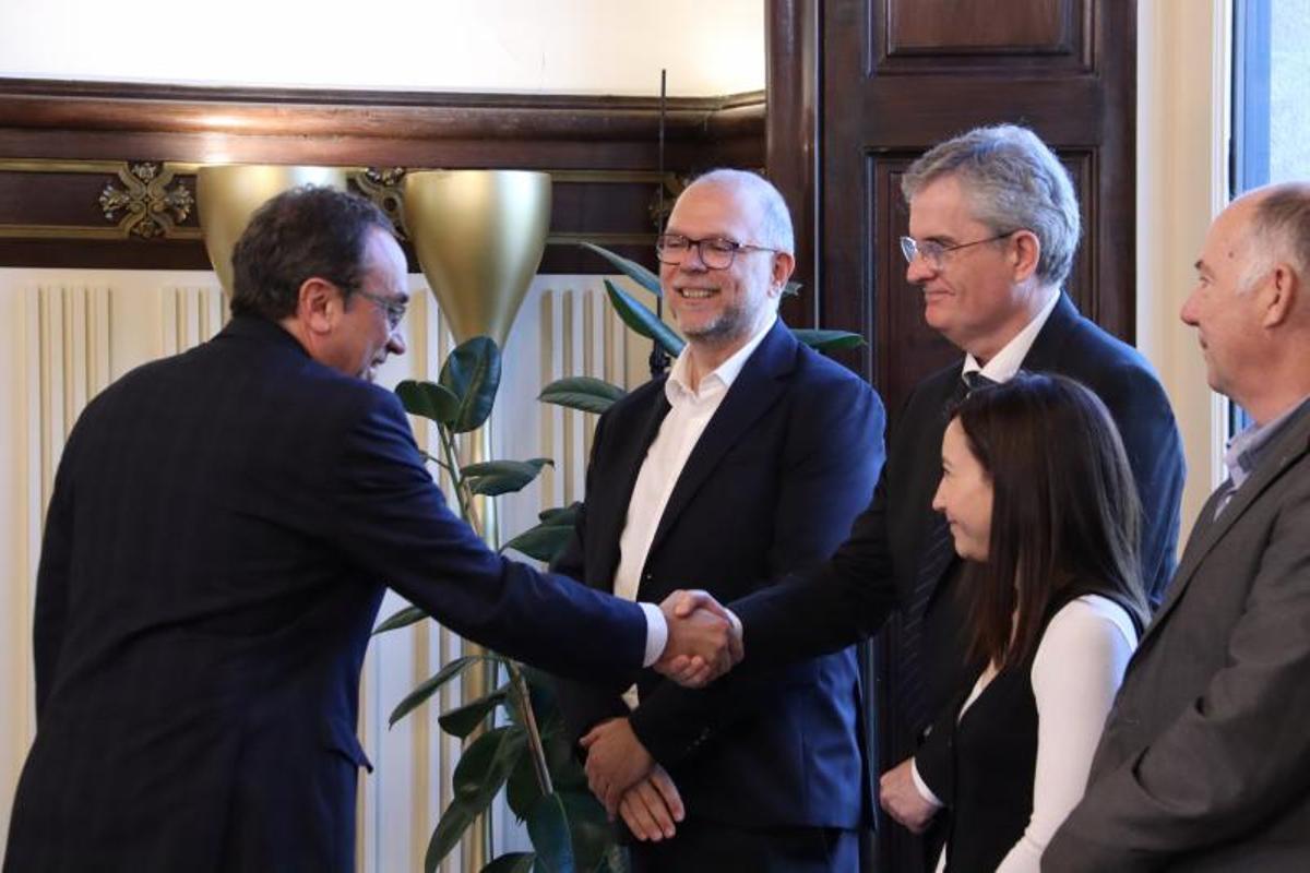 El presidente del Parlament, Josep Rull, con Carles Escolà, secretario de Mitjans de Comunicació i Difusió del Govern