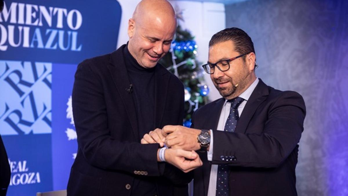 Cordero pone una pulsera a Ramírez en la presentación del entrenador, en plenas Navidades.