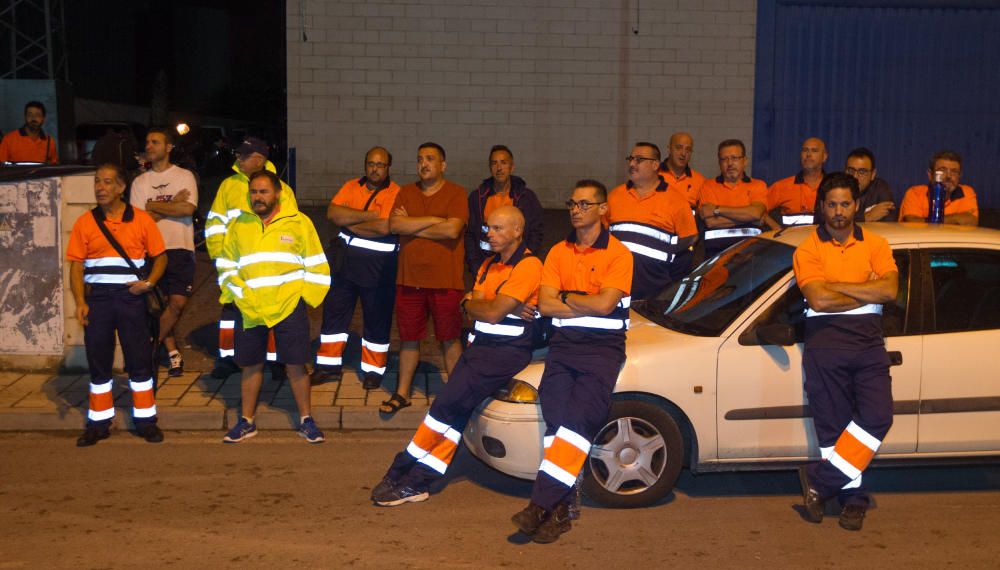 Empleados de UTE Alicante participan esta mañana en una nueva acción de protesta contra la concesionaria