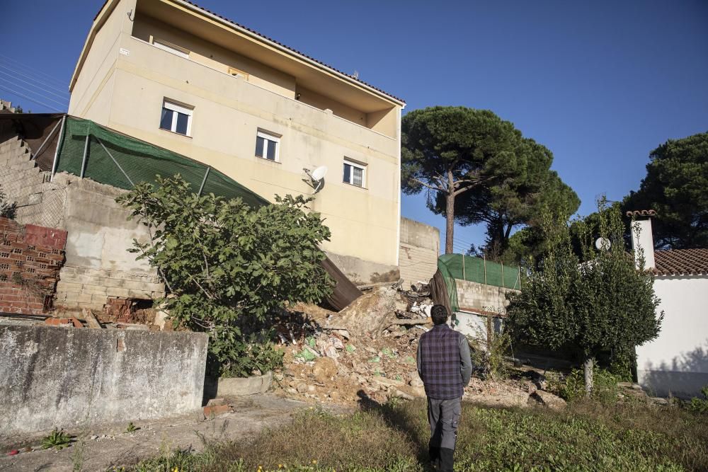 Desallotgen dues cases de Riells després que hagi cedit un mur