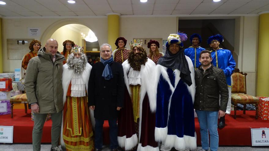 Los niños y niñas de Utiel y pedanías reciben el cariño de Sus Majestades de Oriente