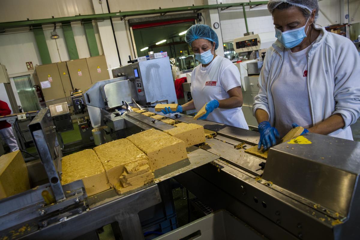 El turrón de Jijona se caracteriza por su textura suave y su intenso sabor a almendra.