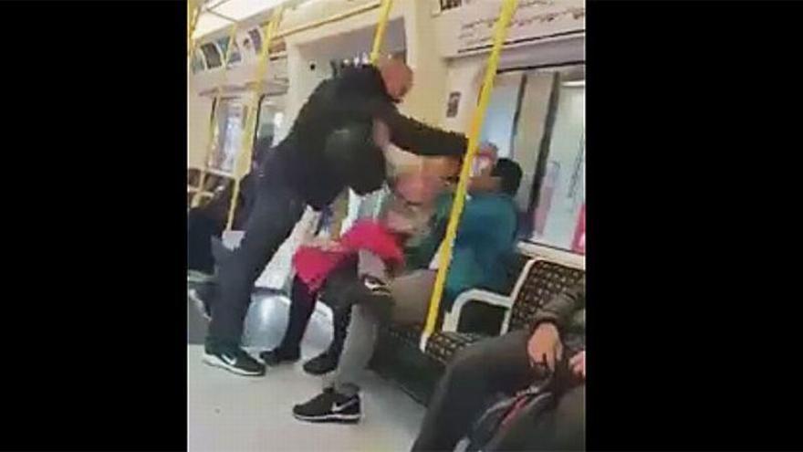 La actitud heroica de una mujer ante una agresión racista en Londres