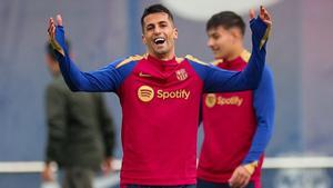 João Cancelo, alegre, en el entrenamiento del Barça.