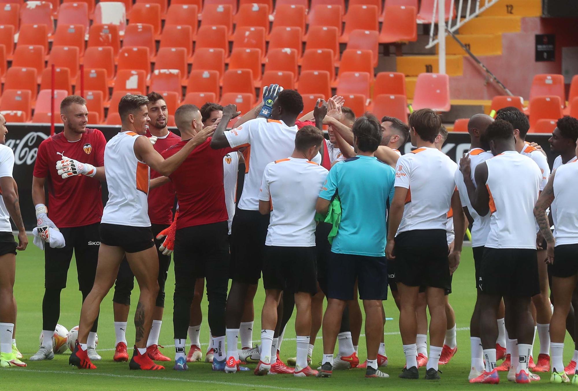 Sesión en Mestalla con Maxi Gómez y Alderete