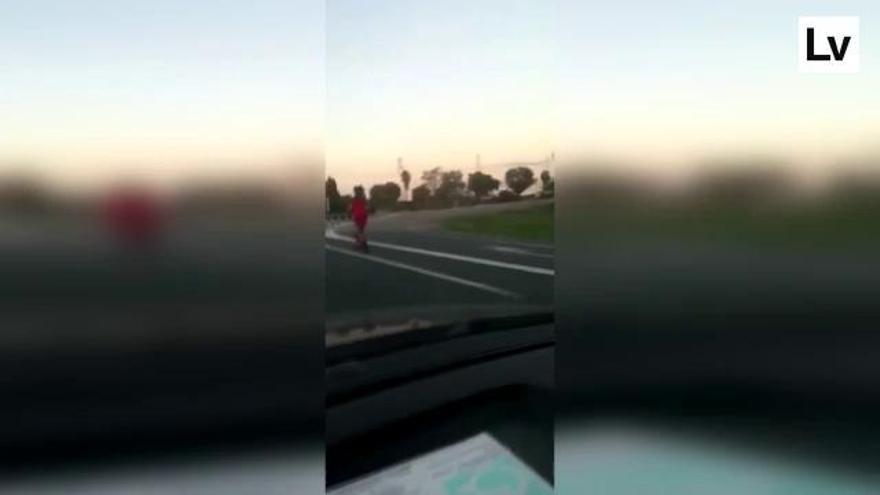 Circula en patinete por la autovía en Sagunt con un niño a bordo