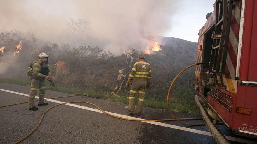 Efectivos de la lucha contra el fuego, extinguiendo el incendio del sábado. // Bernabé / Cris M.V.