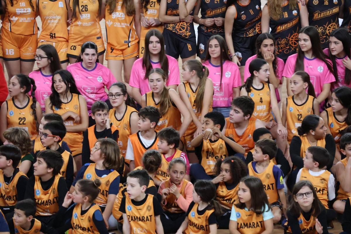 GALERÍA | El CD Zamarat presume de cantera  en un pabellón Ángel Nieto teñido de color naranja