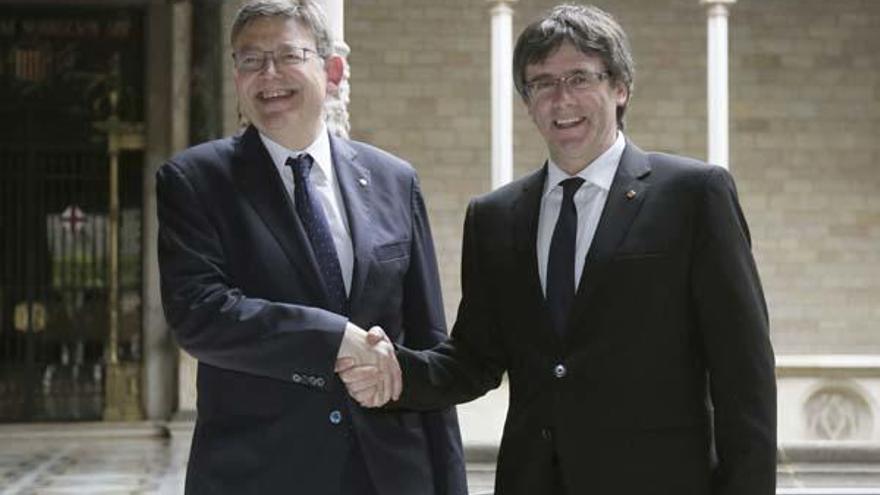 El presidente de la Generalitat, Carles Puigdemont, recibe al presidente de la Generalitat Valenciana, Ximo Puig. Foto: EFE.