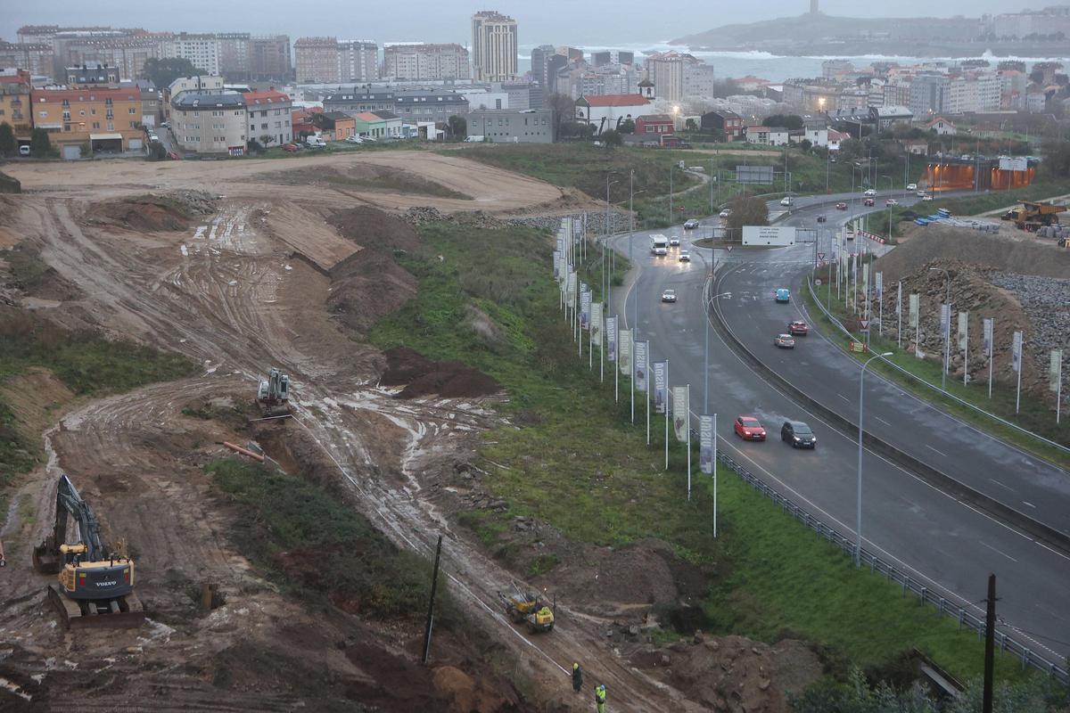 Trabajos en parcelas de San Pedro de Visma al norte de la tercera ronda, la zona en la que se situará el Lidl.