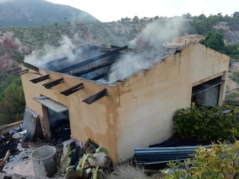 Los bomberos sofocan un incendio forestal junto al casco urbano de Finestrat.