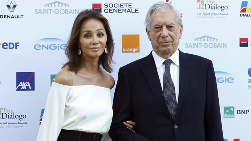 Mario Vargas Llosa junto con Isabel Preysler en un acto público.