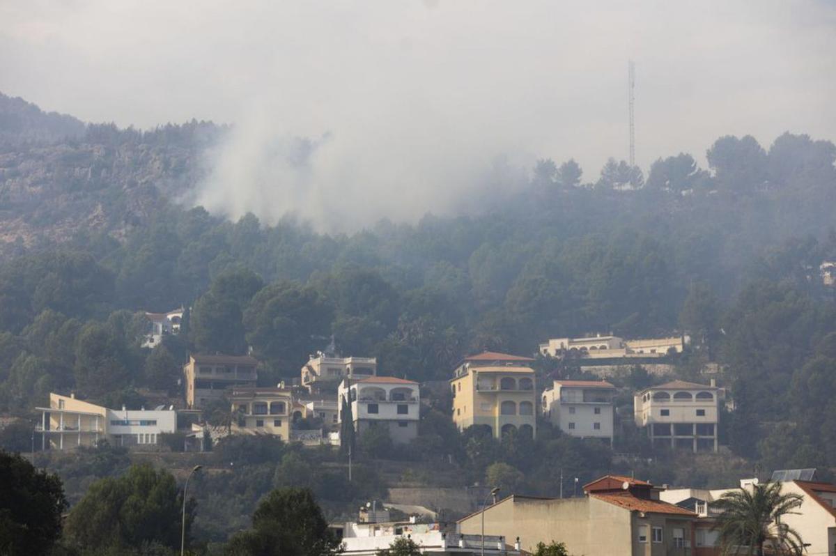 El fuego avanza sin control tras quemar 2.580 hectáreas y obliga a confinar a 6.000 vecinos  |  