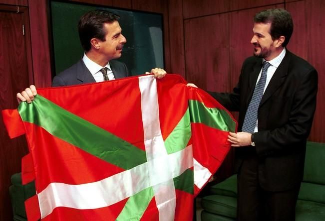 1999-LAS PALMAS.- El alcalde de Las Palmas de Gran Canaria y presidente del PP de Canarias, José  Manuel Soria (i), se reunió  hoy con el presidente del PP del Paí s Vasco, Carlos Iturgaiz, que le obsequió  con una ikurriña. EFE/Elvira Urquij