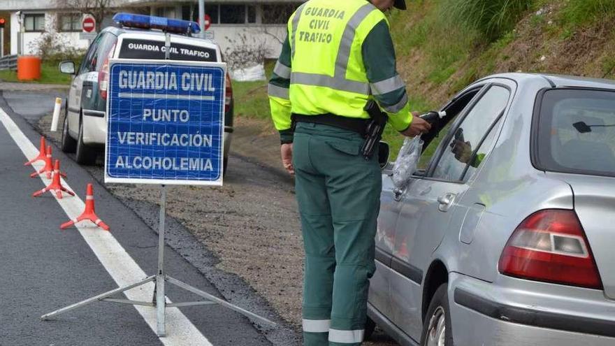 Un agente, durante un control de alcoholemia en una carretera gallega.