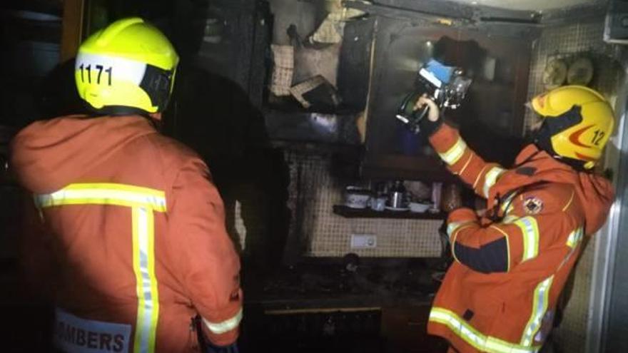 Los bomberos revisan el punto del incendio.