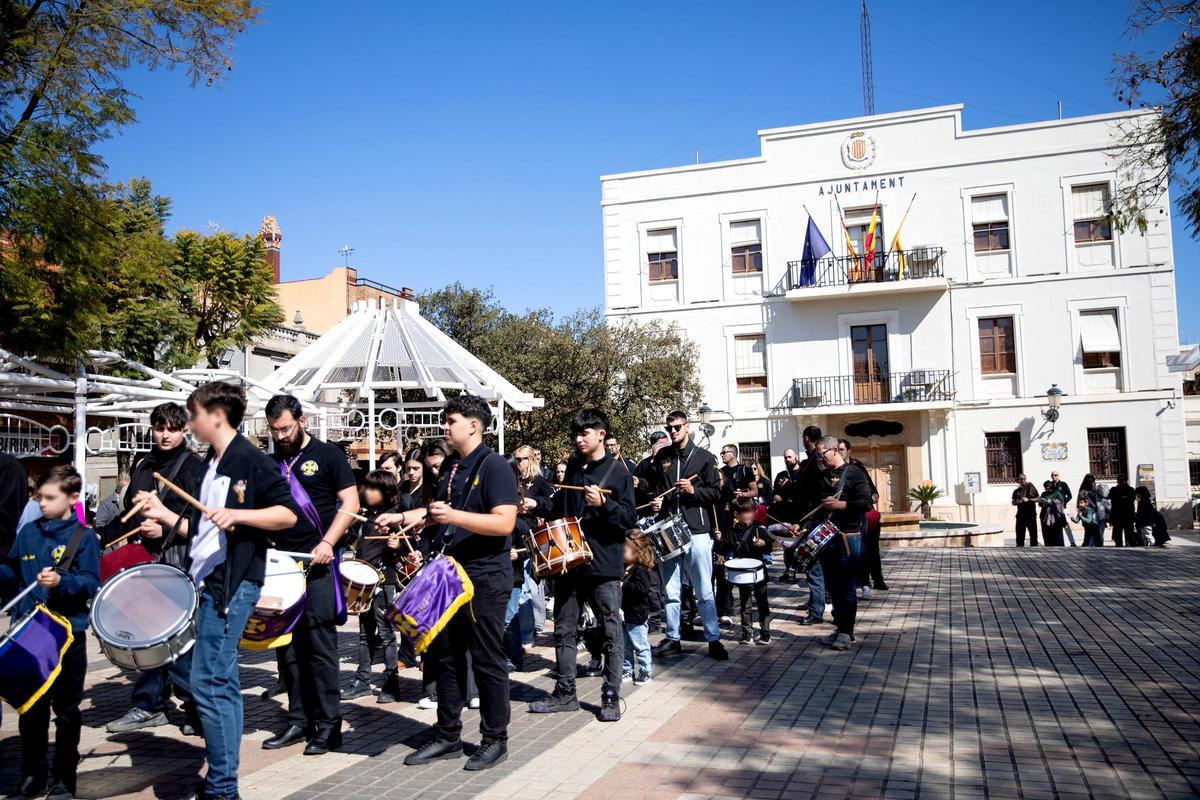 Tamborrada en la palza del Ayuntamiento de Benetússer.