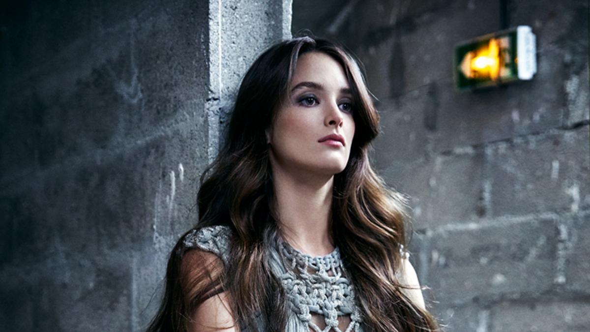 Charlotte Le Bon con looks de alta costura