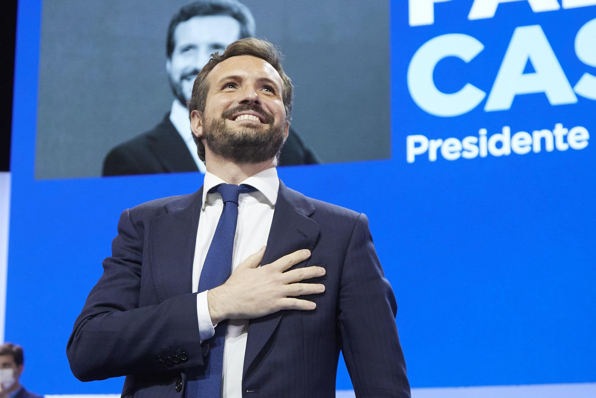 El presidente saliente, Pablo Casado, en su intervención en el Palacio de Congresos y Exposiciones de Sevilla (FIBES) para participar en el XX Congreso extraordinario del PP, a 1 de abril de 2022, en Sevilla, Andalucía (España). El Partido Popular encumbr